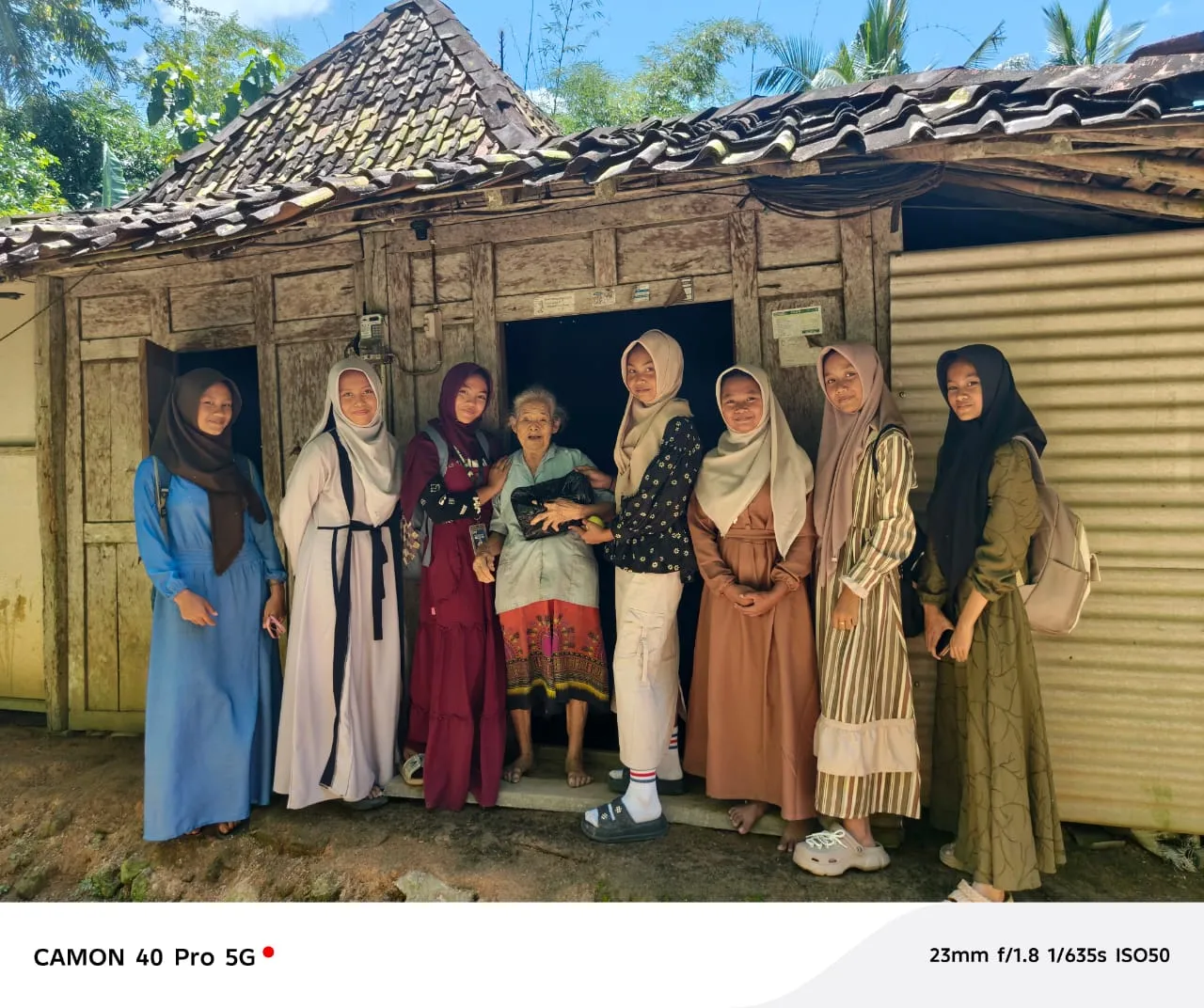 OSIS SMP Negeri 4 Karangtengah Gelar Bakti Sosial Ramadhan, Bagikan Takjil dan Bingkisan kepada Warga