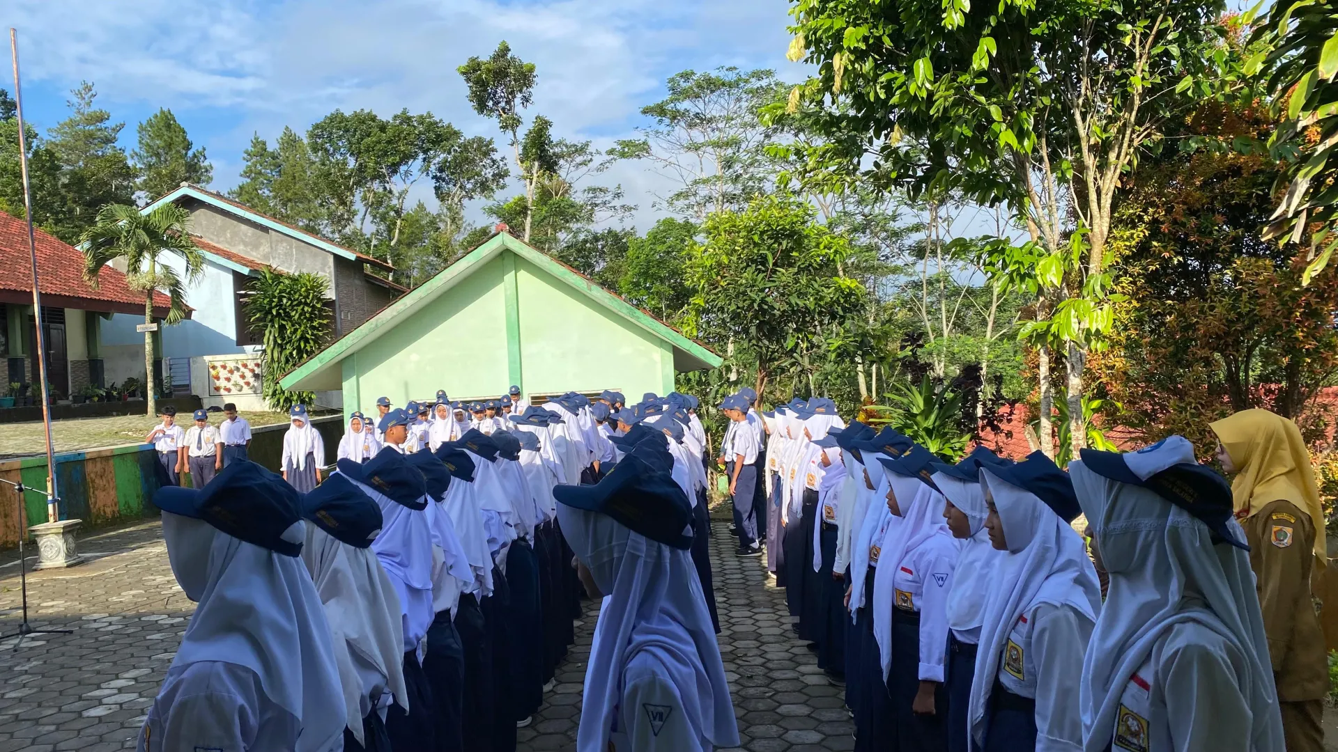 Melatih Kedisiplinan Dan Kesiapan Belajar Melalui Apel Pagi