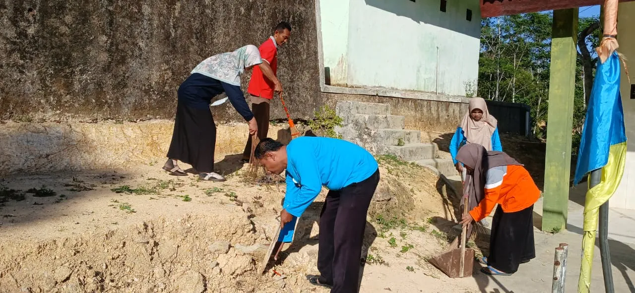 Kegiatan Guru dan Tenaga Kependidikan SMP Negeri 4 Karangtengah saat Liburan Murid
