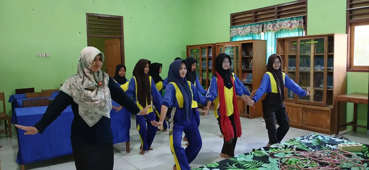 Siswa Ekstrakurikuler Seni Tari SMPN 4 Karangtengah Tetap Berlatih Selama Liburan Semester