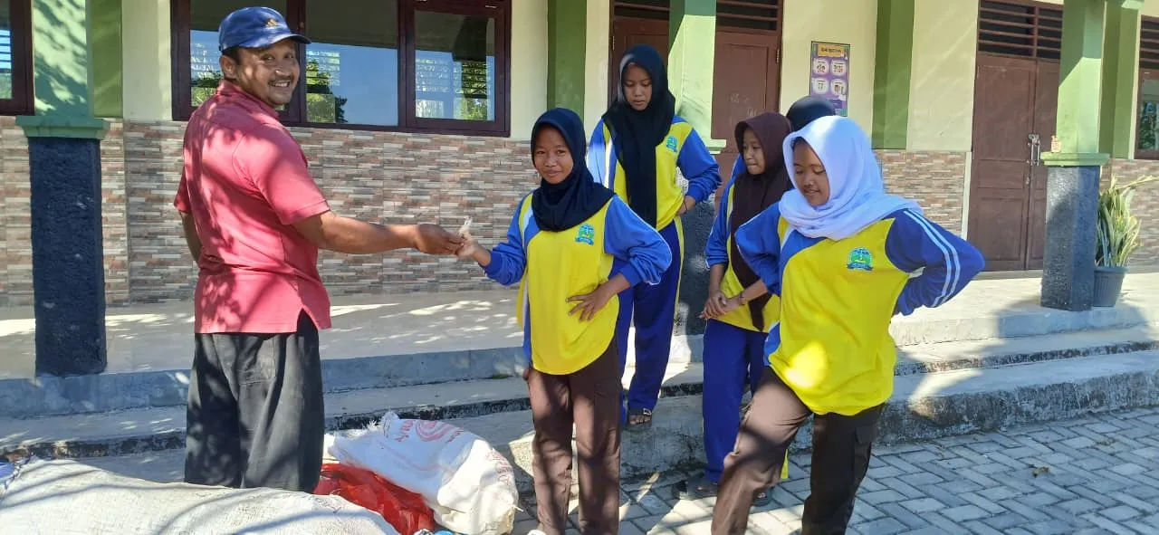 Kegiatan Kokurikuler SMPN 4 Karangtengah: Siswa Jual Sampah Plastik untuk Wujudkan Sekolah Bersih dan Peduli Lingkungan