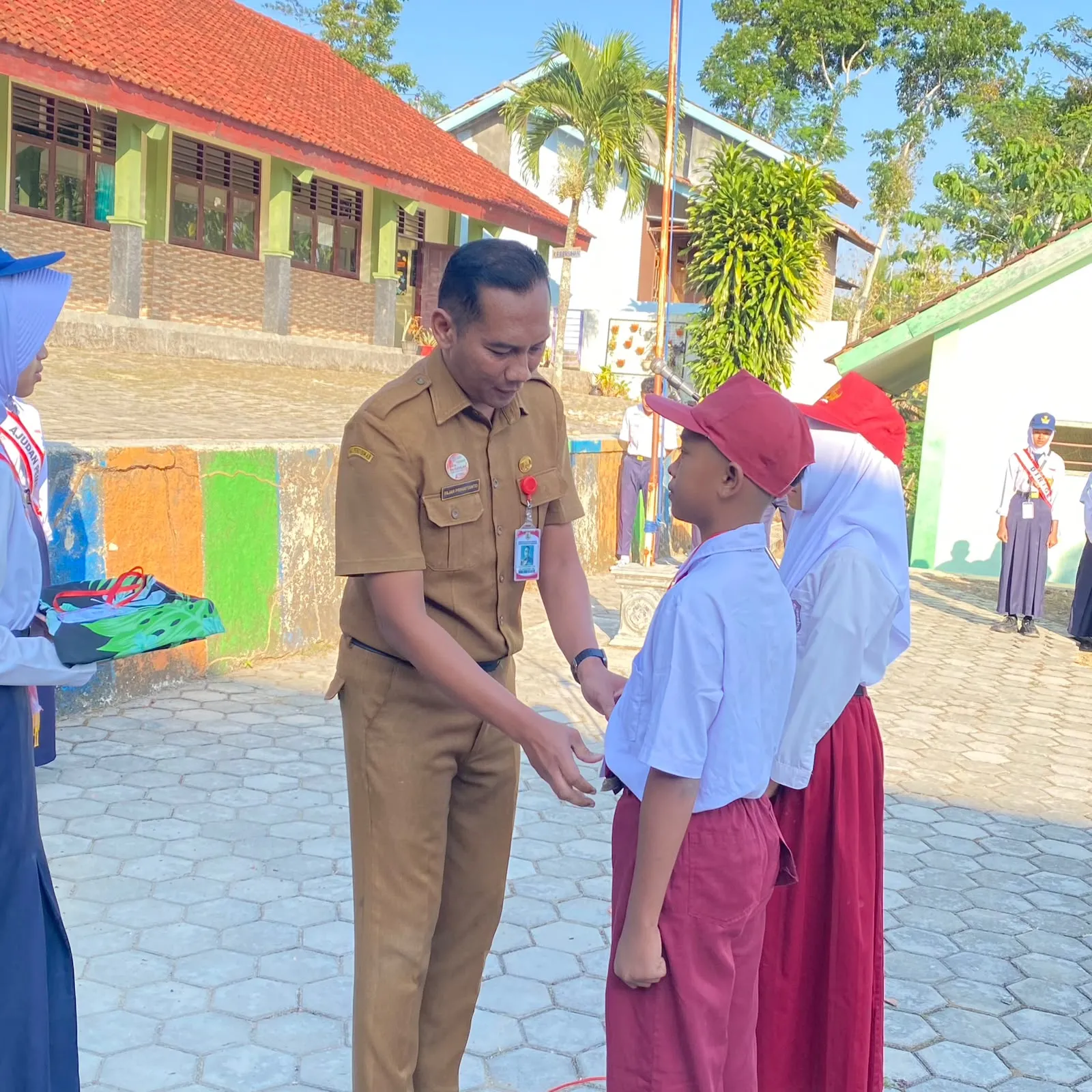 Wajah Cerah Mengawali Pembukaan MPLS Ramah di SMP Negeri 4 Karangtengah