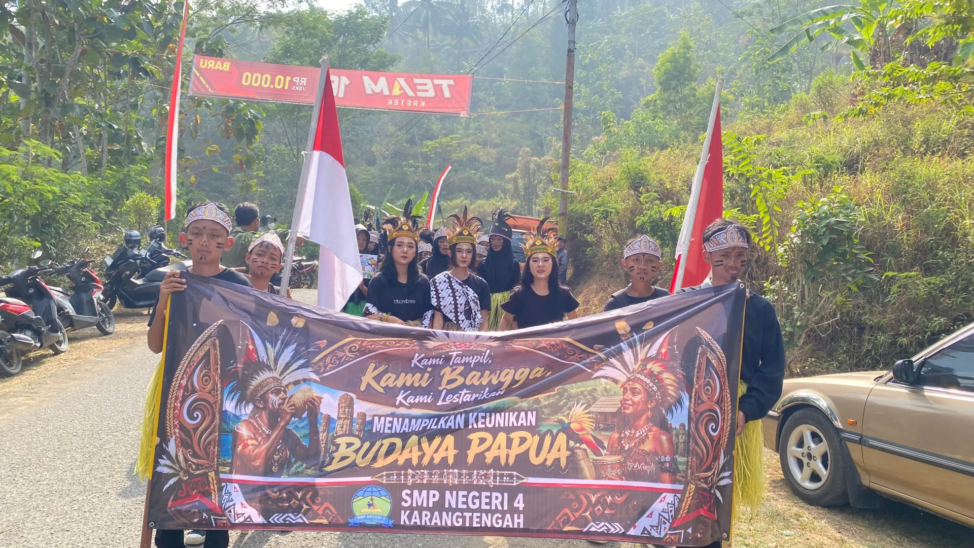 Tarian Papua SMP Negeri 4 Karangtengah Meriahkan Pawai HUT RI ke 81 